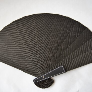 扇子　カーボン製（綾織）