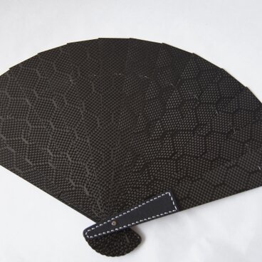 扇子　カーボン製　（ハニカム織）