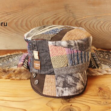 いぶし銀の耳当て付きKEPI