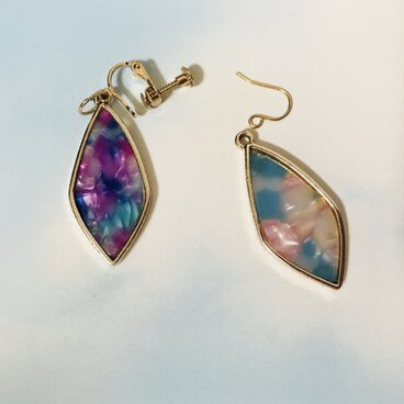 大理石風フレームチャームのイヤリング、ピアス