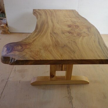 巨大な楠の一枚板テーブル