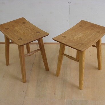 タモ材のスツール