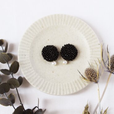 〈送料無料〉つぶつぶビーズとパールの耳飾り〈クロ〉