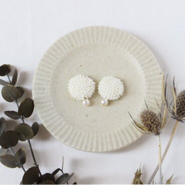 〈送料無料〉つぶつぶビーズとパールの耳飾り〈シロ〉