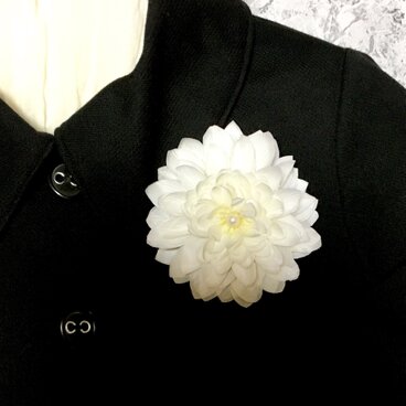 ダリアのコサージュ