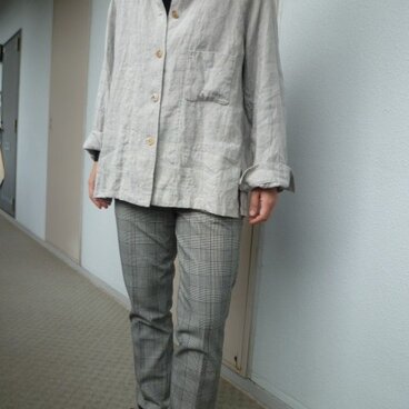 先染めリネンのシャツ