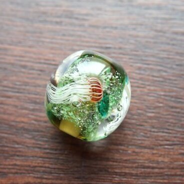 とんぼ玉　赤海月　green sea　09