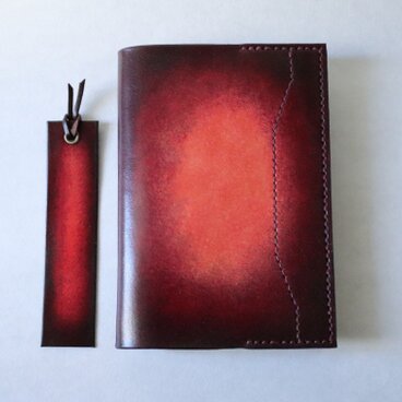 【送料無料】【名入れ可】手染めの本革ブックカバー・文庫版【しおり付】【赤紫】