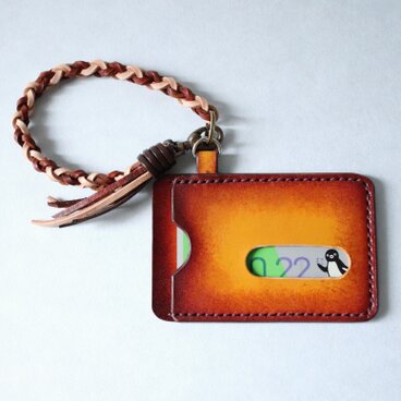 【送料無料】【名入れ可】手染めの本革パスケース・ストラップ付き【黄茶】