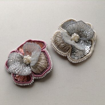 花の刺繍ブローチ（A）