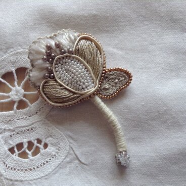 花の刺繍ブローチ（D）