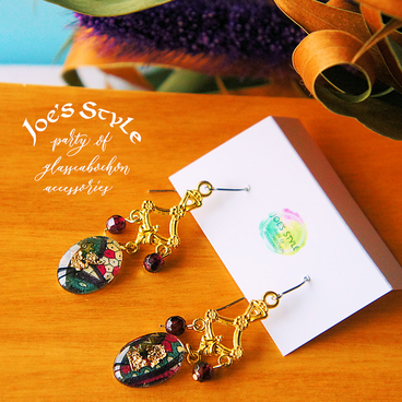 ゴールドパーツとガーネットが魅了するゴージャスピアス