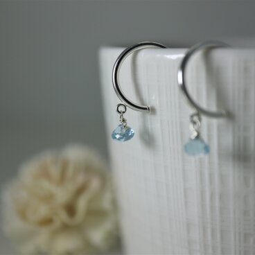 ブルートパーズのハーフフープピアス　Half Hoop with Blue Topaz Onion s.silver