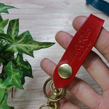 本革製キーホルダー赤(ベルトループタイプ)真鍮金具