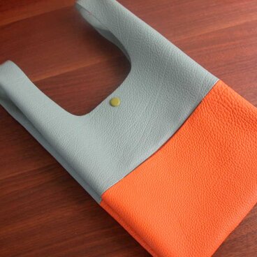 ｼｭﾘﾝｸﾚｻﾞｰのお散歩バッグ..薄水色×オレンジ