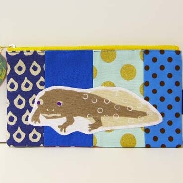 カラフルサンショウウオのポーチ