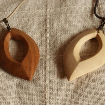 木のアクセサリ「透かしleaf」