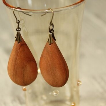 木のピアス「しずく」