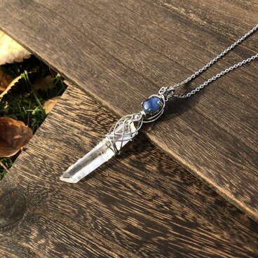 カイヤナイト×ポイント水晶のペンダント