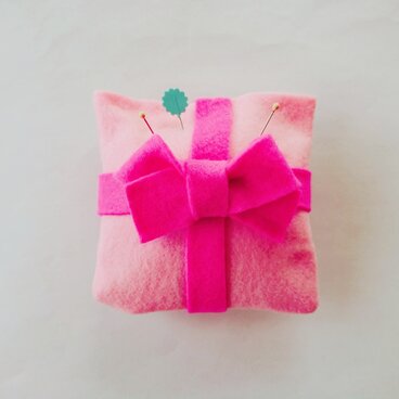 フェルト針山(ピンクッション)「プレゼントfor you♥️」