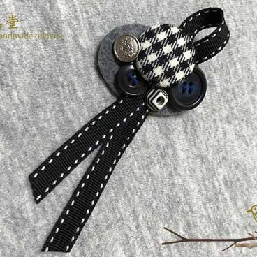 リボンと ボタンのブローチ（黒）