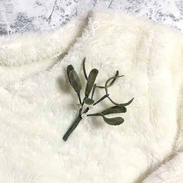 宿り木のブローチA オリーブビロード