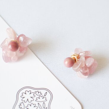 ペブルボール・一粒ピアス（シリシャスシスト／ローズクォーツ）