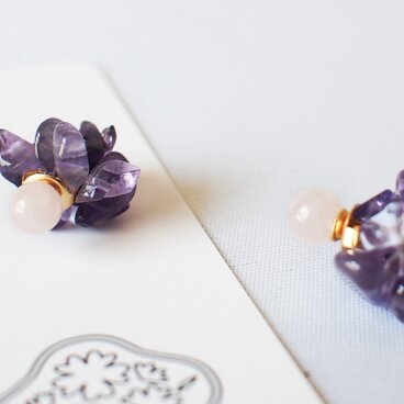 ペブルボール・一粒ピアス（ローズクォーツ／アメジスト）