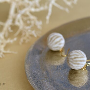 ゼブラの羊毛ピアス