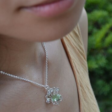 幸運を呼ぶ妖精の椅子は銀の椅子。