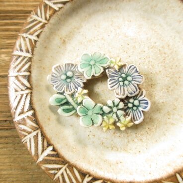 陶器で出来たリースブローチ（一点物）