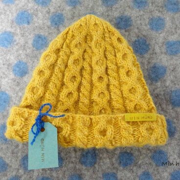 アラン模様の黄色キャップ