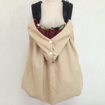 防寒・防水ケープ　ベージュ×茶　フードになるセーラーカラー　 抱っこ紐・ベビーカー・ブランケットにも