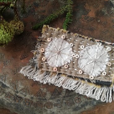 歯車の刺繍ブローチ