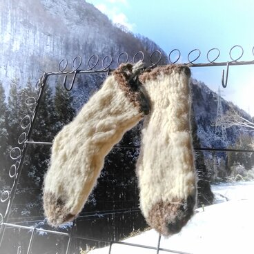 肌にやさしい手紡ぎ糸のベビー手編み靴下　アラン模様