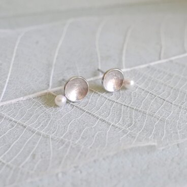 白い実のピアス- circle-