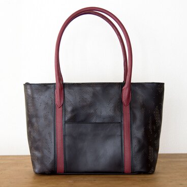 ヌメ・牛革製 / オリジナル柄のパンチング/レザートートバッグ/ 黒とワインレッド