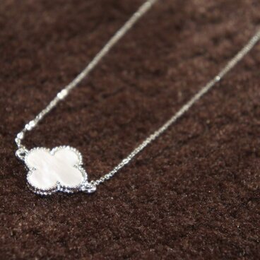 四葉のクローバーのネックレス（ホワイト）