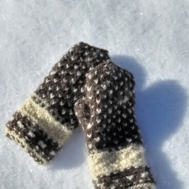 極寒に負けないミトン　手紡ぎ糸の裏ループ編み