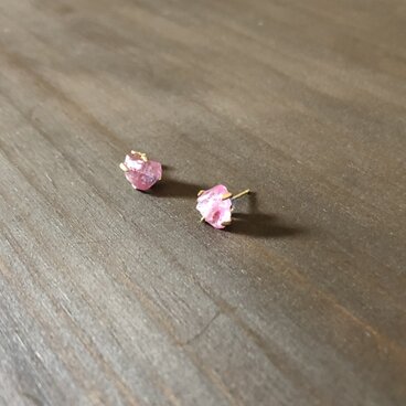 k18 グロッシュラーガーネット原石 スタッドピアス