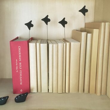 「本棚を飛ぶ鳥」のしおり