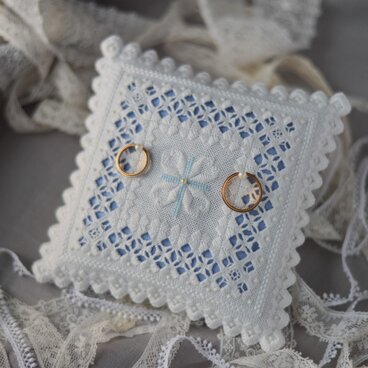 【受注製作】糸の彫刻リングピロー（ブルークロス）