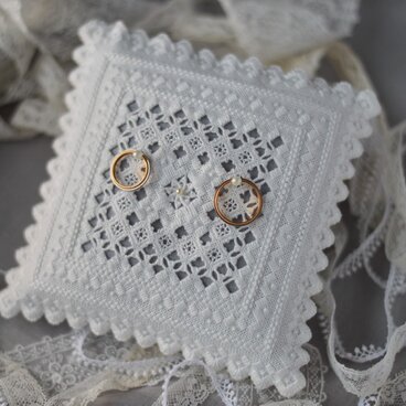 【受注製作】糸の彫刻エーデルワイスのリングピロー（グレイッシュカラー）