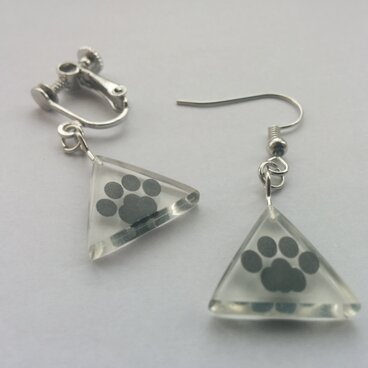 【送料無料】猫ちゃんの肉球イヤリング・ピアス　クリアレジンアート＃１