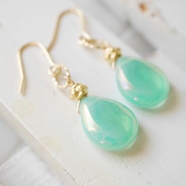 春色アップルグリーンのアジアンピアス