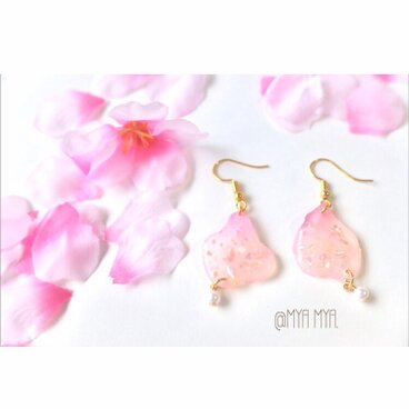 桜の花びらとパールのゆらゆらピアス◎。