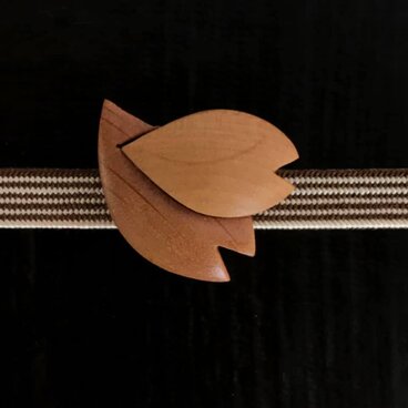 木の帯留め　組み木絵レリーフ「花びら」（三分紐用）