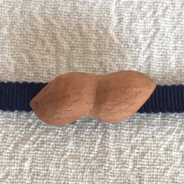 木の帯留め　組み木絵レリーフ「落花生」（三分紐用）