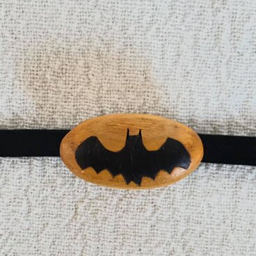 木の帯留め　組み木絵レリーフ「こうもり」（三分紐用）