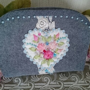 薔薇とハートの刺繍ポーチ（ブルーハート）